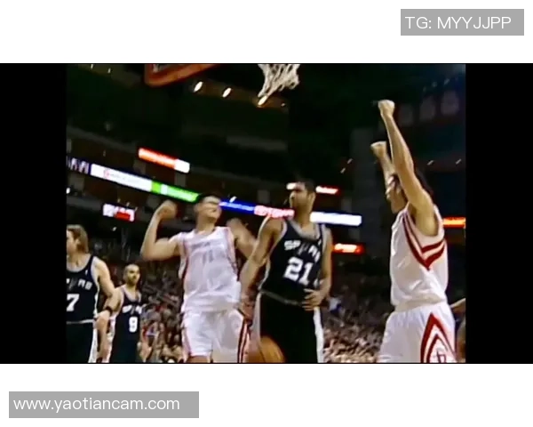 马布里在比赛中倒地姚明引发热议两位篮球巨星的精彩瞬间回顾