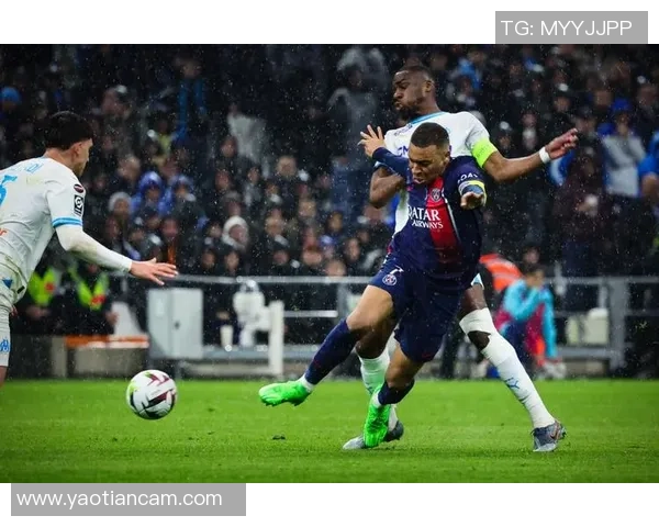 欧联杯：巴黎圣日耳曼与曼联激战成平局转会传闻引发热议