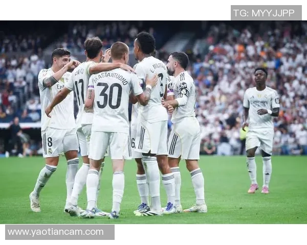 德甲激战：拜仁狂胜皇马6比2神奇扑救点燃全场激情